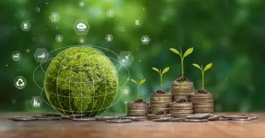 Globo terrestre verde feito de folhas ao lado de pilhas de moedas com pequenos brotos de plantas, representando sustentabilidade e a Rota de Maturidade em Economia Circular.